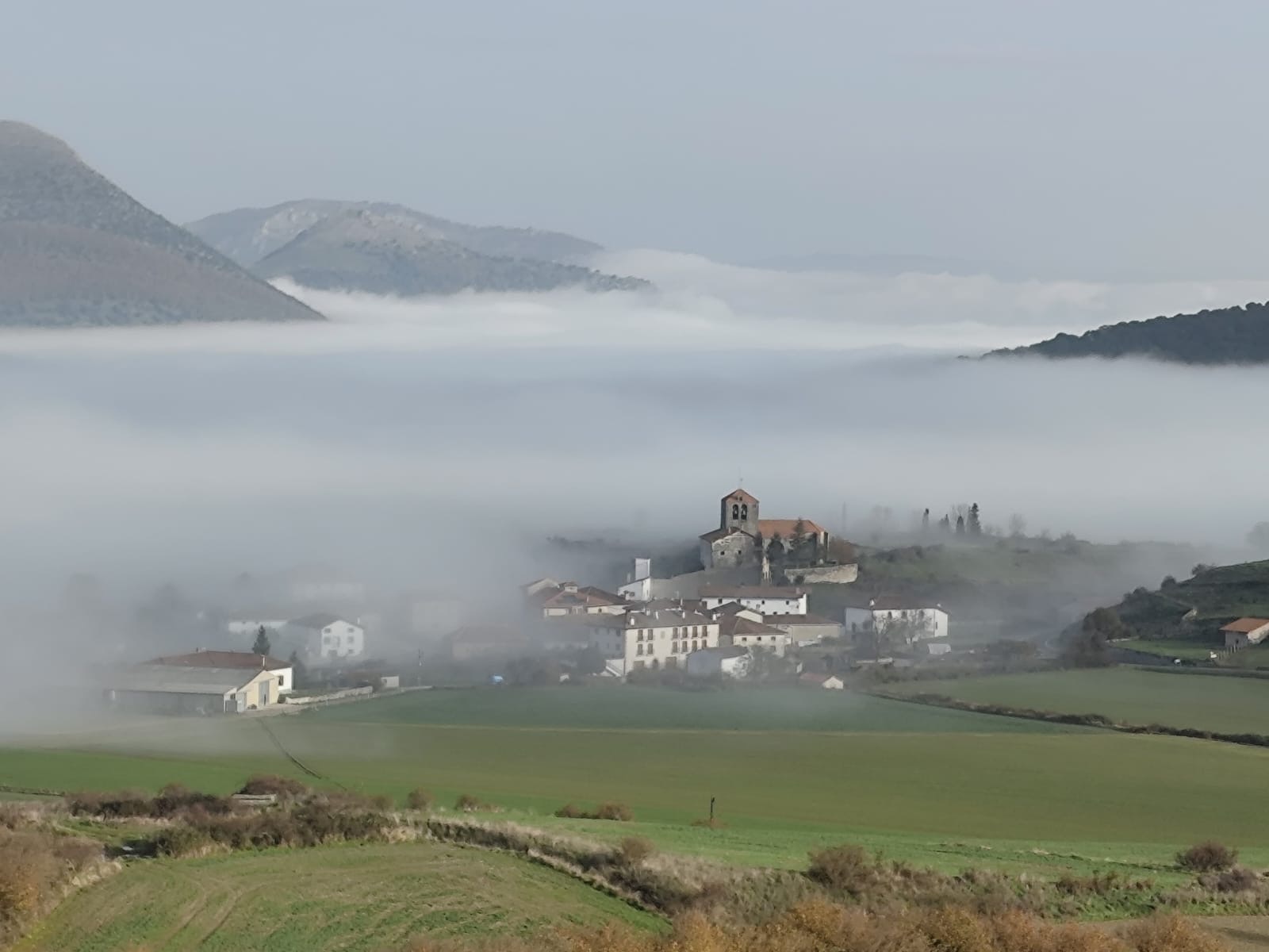 Segundo premio: Niebla que abraza al pueblo - Autor: Ignacio Preboste